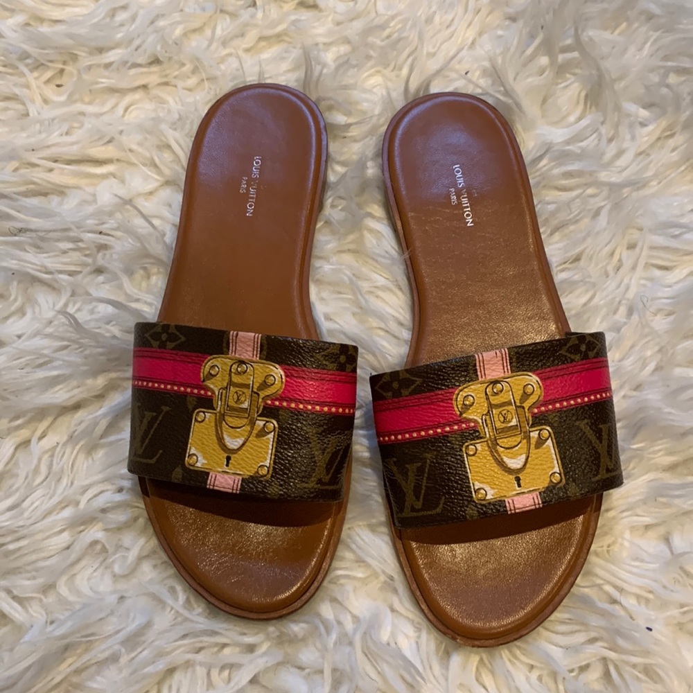 Authentic Louis Vuitton summer collection lock it flat mule
